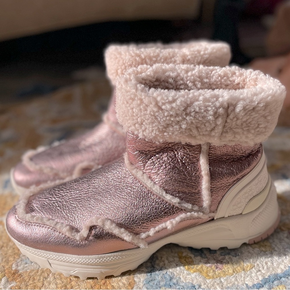 Coach pink metallic shearling booties.
Womens size 9-10 BNWOT